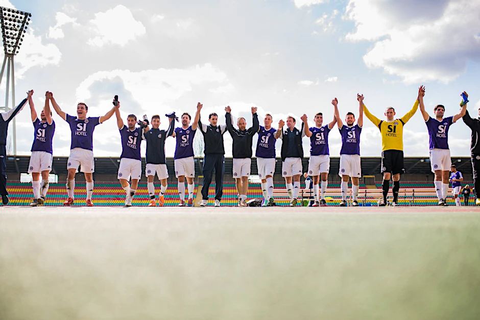 Tennis Borussia Berlin. Siegte 10977 gegen Bayern München 1977 im voll besetzten Olympiastadion 3:1. Wartet seit 38 Jahren auf den Aufstieg.