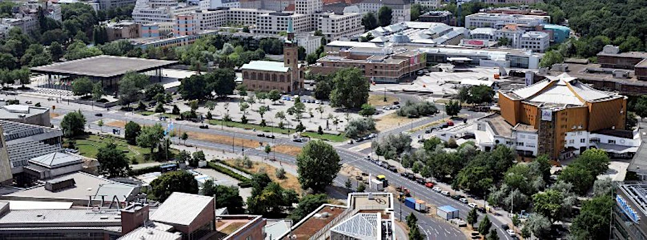 Die Potsdamer Straße aus der Vogelperspektive: auf der rechten Seite die Philharmonie, das Kulturforum und die Neue Nationalgalerie, links vorn die Staatsbibliothek.