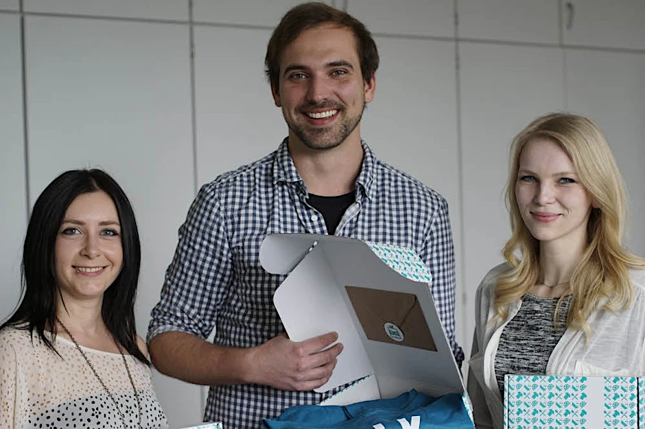 Suchen, finden und packen gerne Geschenke: Jana Buch, Alexander Bernikas und Carolin Mattke von Trendraider.