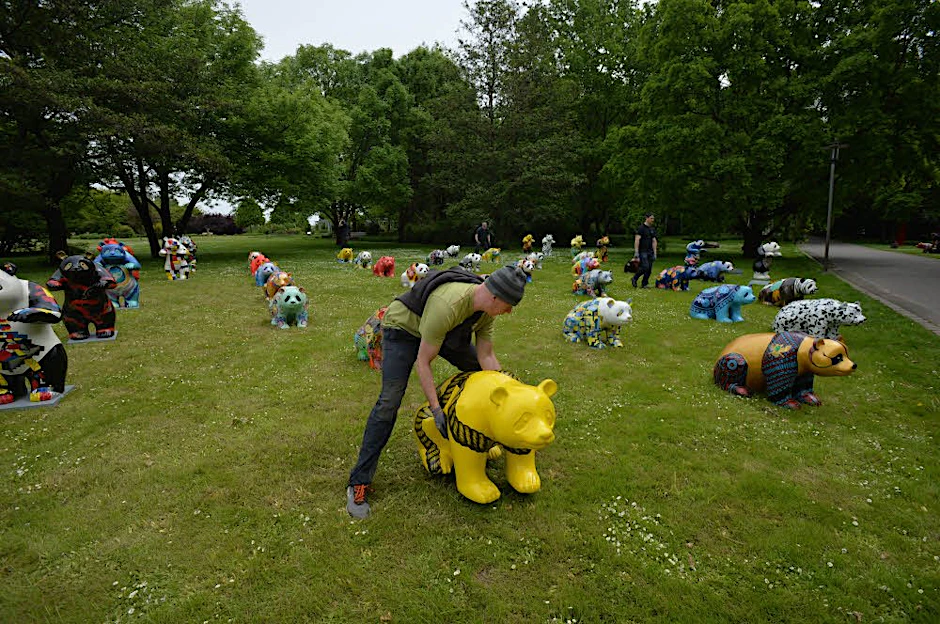Hauptsache bunt – Pandas auf der grünen Wiese.