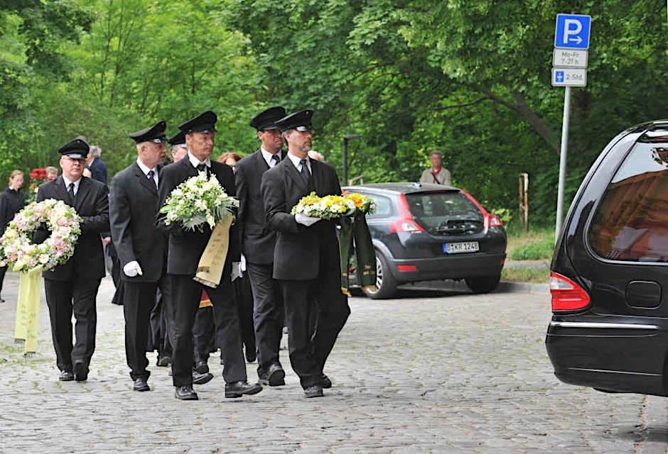 Von der Kaulsdorfer Jesuskirche führte der Weg die beschauliche Dorfstraße entlang zum Friedhof, der nur ein paar Schritte vom Tatort entfernt liegt.