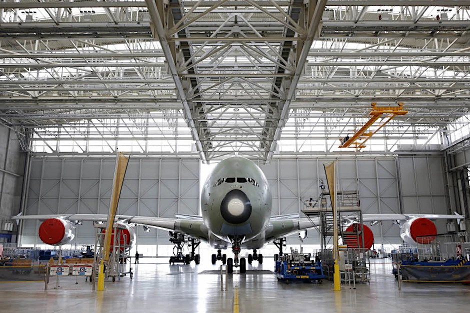 Airbus will den Kerosinverbrauch beim Doppeldecker A380 kräftig senken.