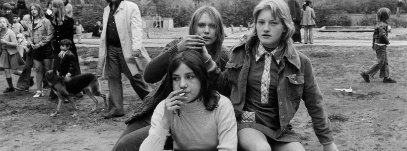 Mädchen verkaufen die Kinderzeitschrift „Keule“ bei einem Fest auf dem Mariannenplatz, 1. Mai 1972.