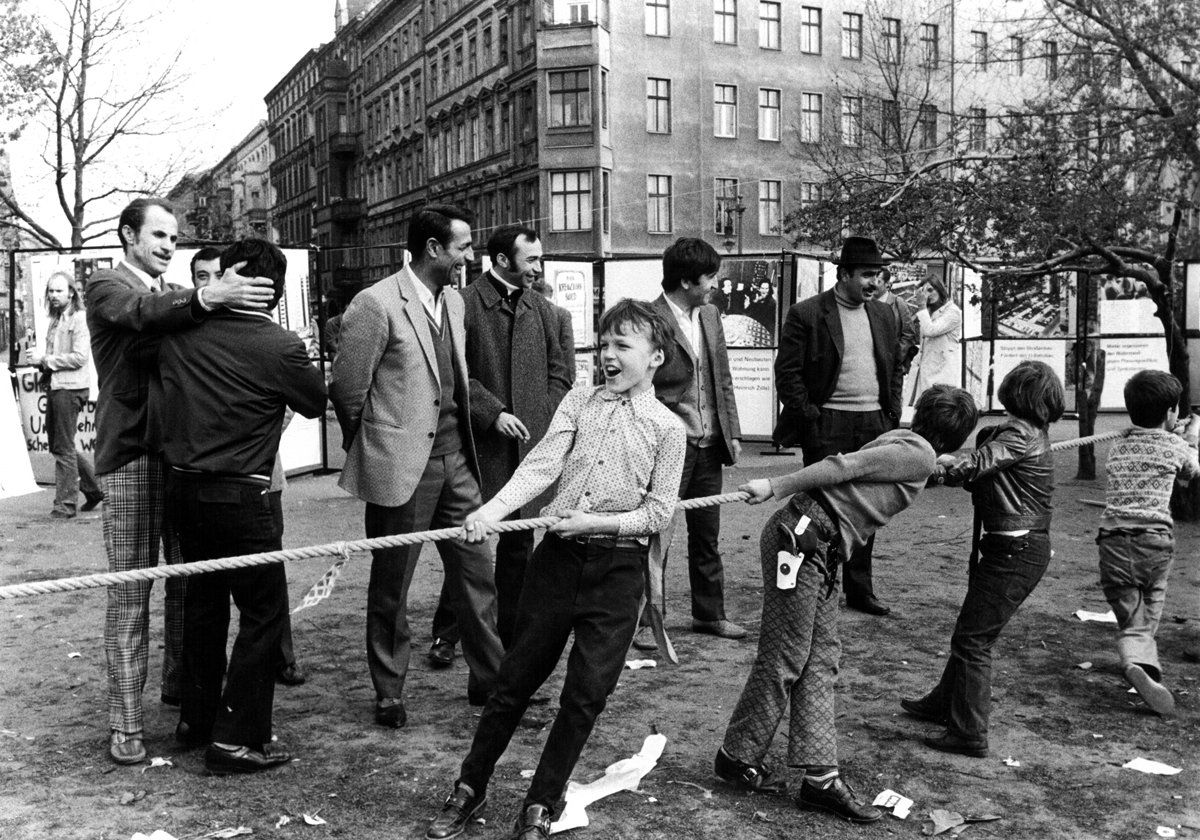 Tauziehen beim Fest auf dem Mariannenplatz, 1. Mai 1972 . Im Hintergrund sieht man die Protestausstellung zur Sanierungsabsicht des Senats.