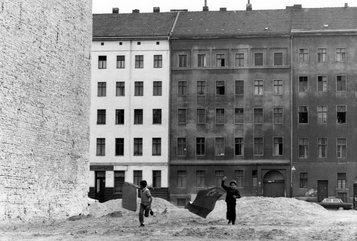 Kinder spielen in Kreuzberg, wo einst ein Haus stand, 1974.