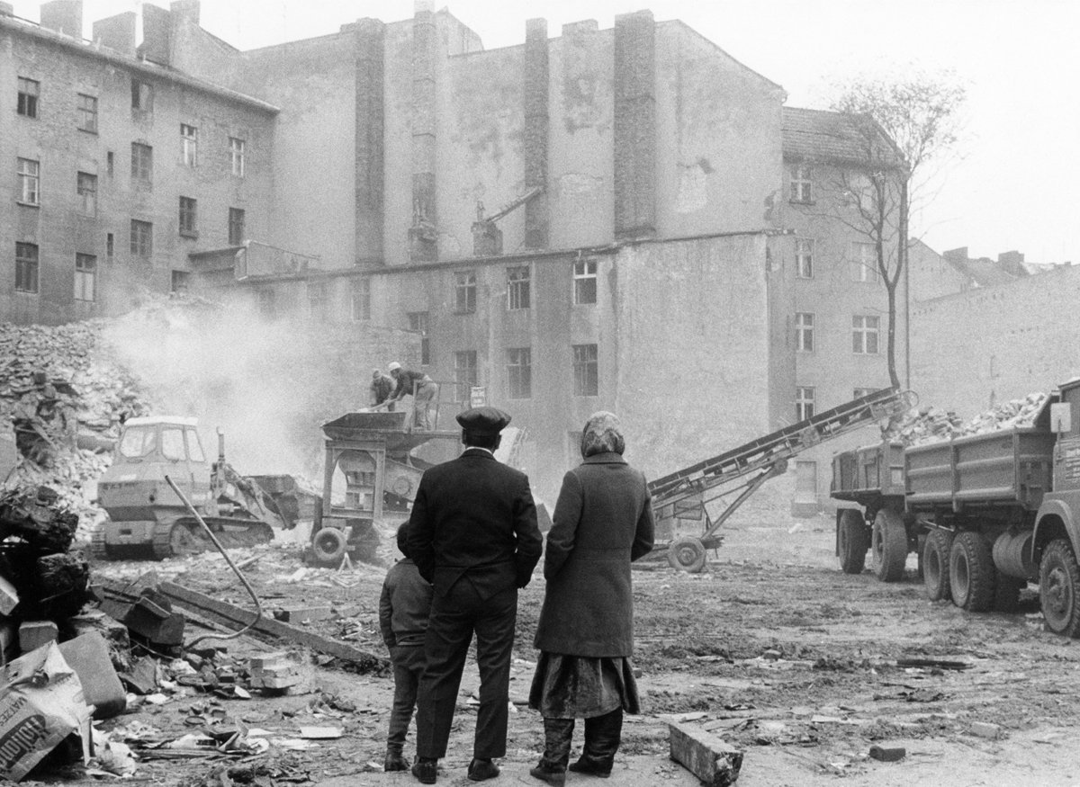 Tristesse in Berlin: Eine Familie betrachtet den Kahlschlag in Kreuzberg, 1974. Die Kahlschlagsanierung im Bezirk sorgte für günstige Mietverträge bis zum Abriss und eröffnete neue Freiräume.