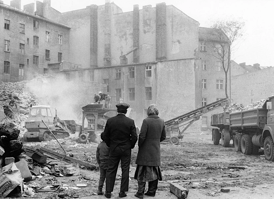 Tristesse in Berlin: Eine Familie betrachtet den Kahlschlag in Kreuzberg, 1974. Die Kahlschlagsanierung im Bezirk sorgte für günstige Mietverträge bis zum Abriss und eröffnete neue Freiräume.