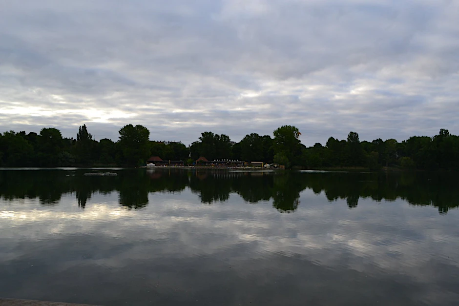 Morgenlicht leuchtet. Am Weißen See in Berlin.