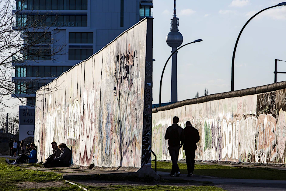 Ein Wohnhochhaus wurde bereits an der Berliner East Side Gallery gebaut. In das weiterhin offene Loch soll ein Hotel.