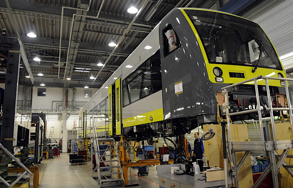 Die Drehgestelle kommen noch: Montage bei Stadler Pankow.