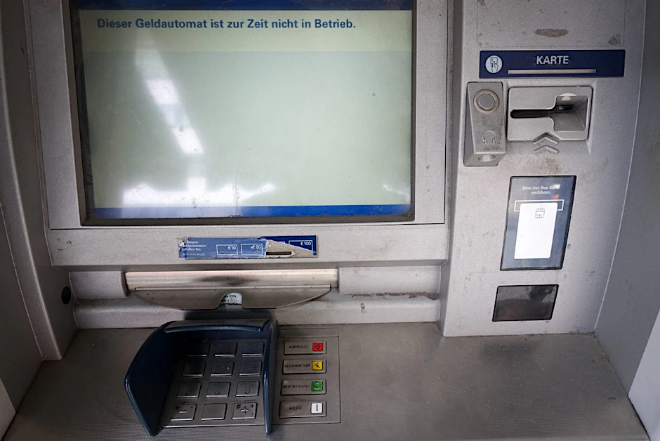 Ein Geldautomat zeigt am 05.05.2015 in Berlin-Mitte auf dem Display den Hinweis "Dieser Geldautomat ist zur Zeit nicht in Betrieb" an.