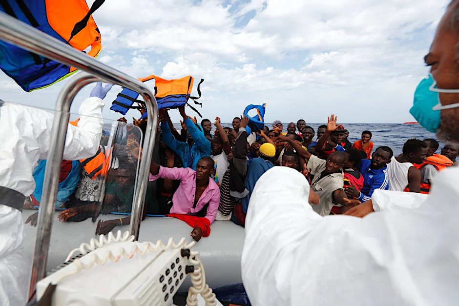 Flüchtlinge vor der italienischen Insel Lampedusa. Von Italien aus werden viele von ihnen in andere Länder Europa geschleust.