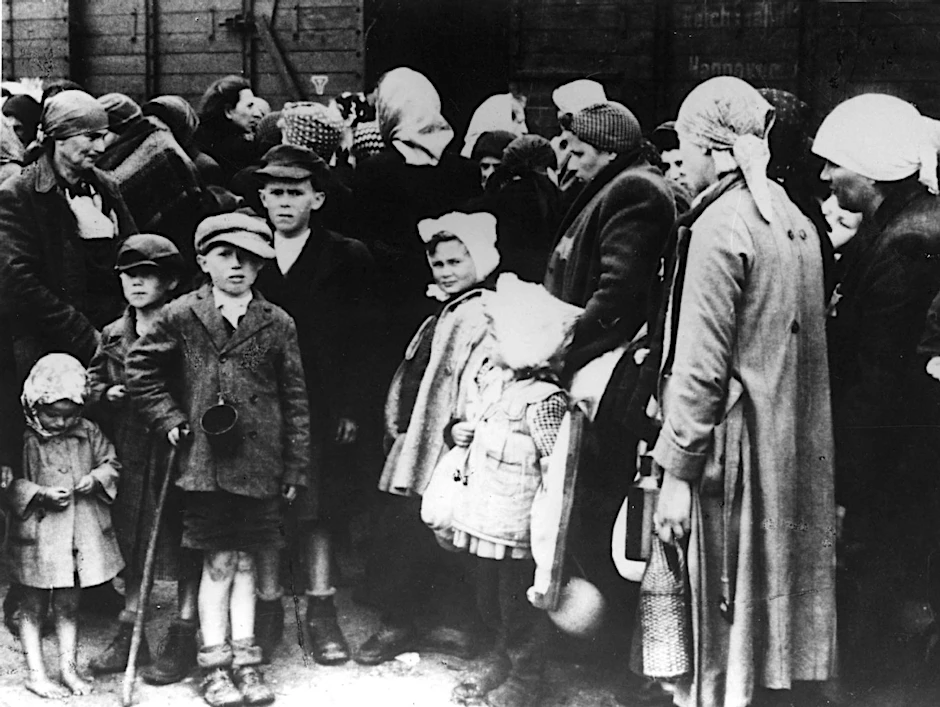 Ankunft eines Transports mit jüdischen Kindern aus Ungarn im Vernichtungslager Auschwitz-Birkenau.