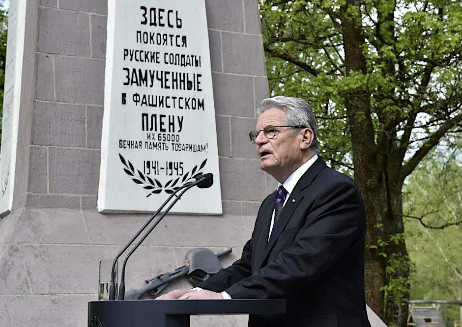 Gauck spricht auf dem Friedhof.