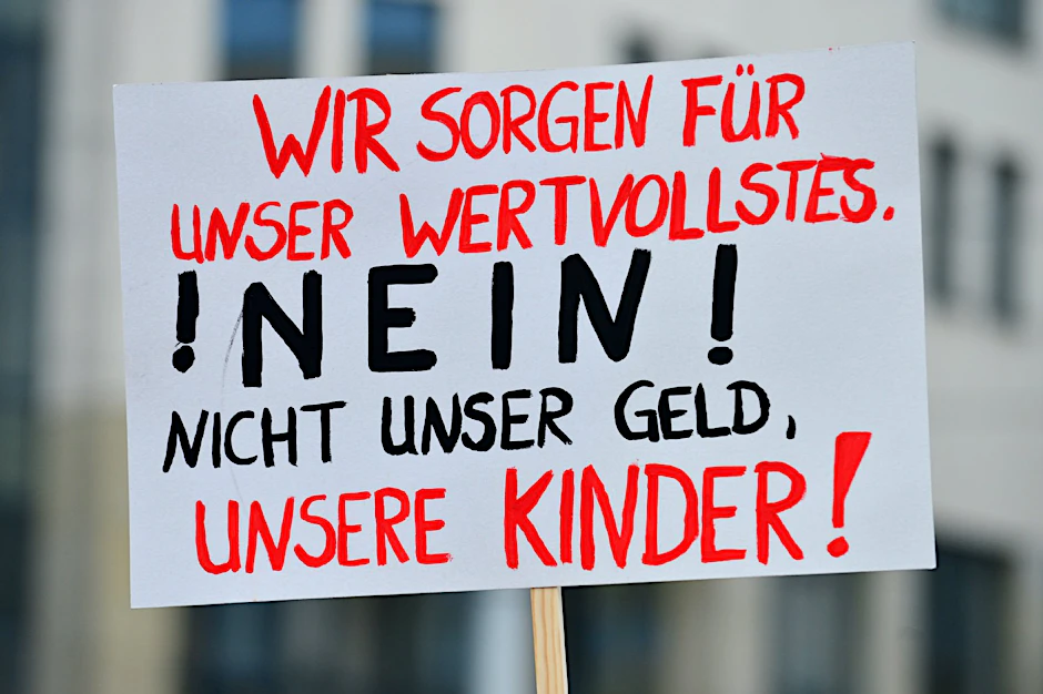 Das Bild zeigt ein Schild in Jena am 23.04. Ab Montag streiken auch in Brandenburg und Berlin Kita-Mitarbeiter.
