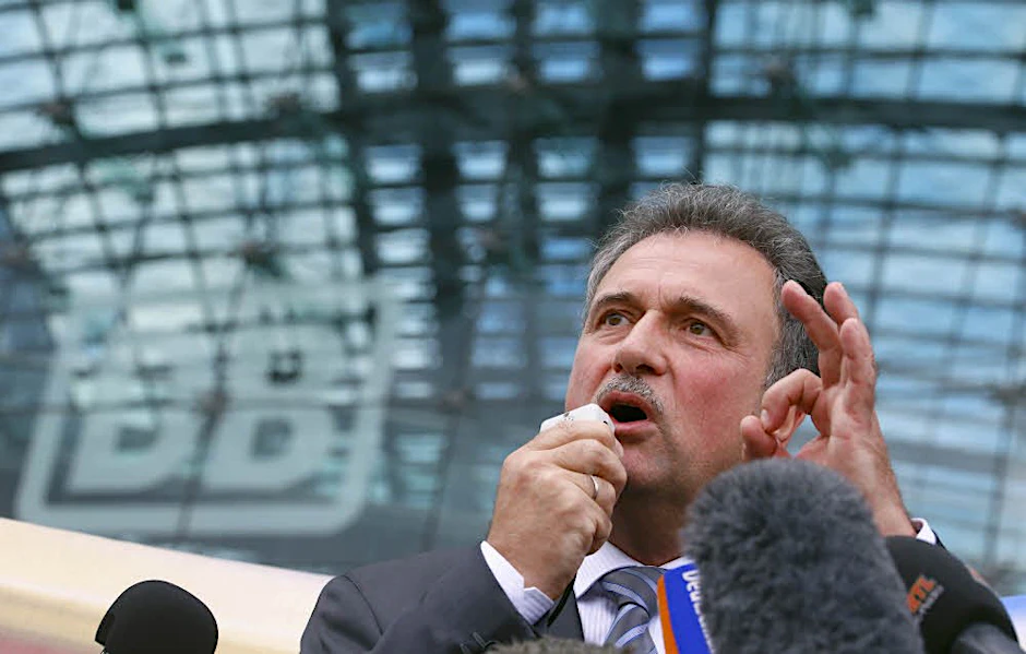 Streikabbruch? Natürlich nicht! Claus Weselsky vor dem Hauptbahnhof.
