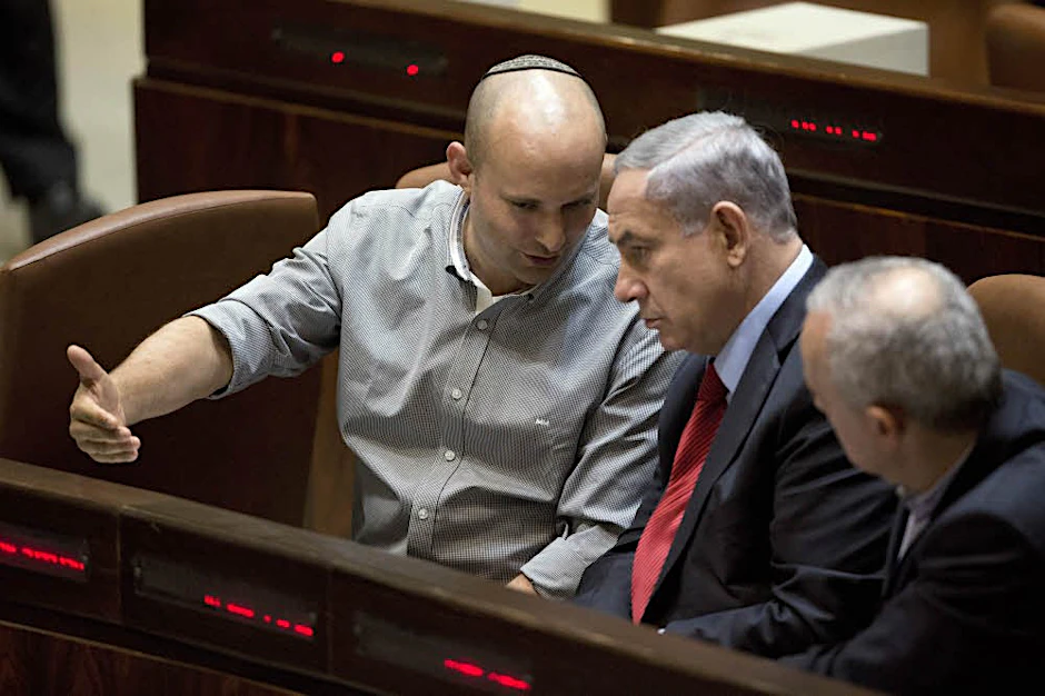 Bennett (l.) neben Netanjahu auf der Regierungsbank – vorerst jedenfalls.