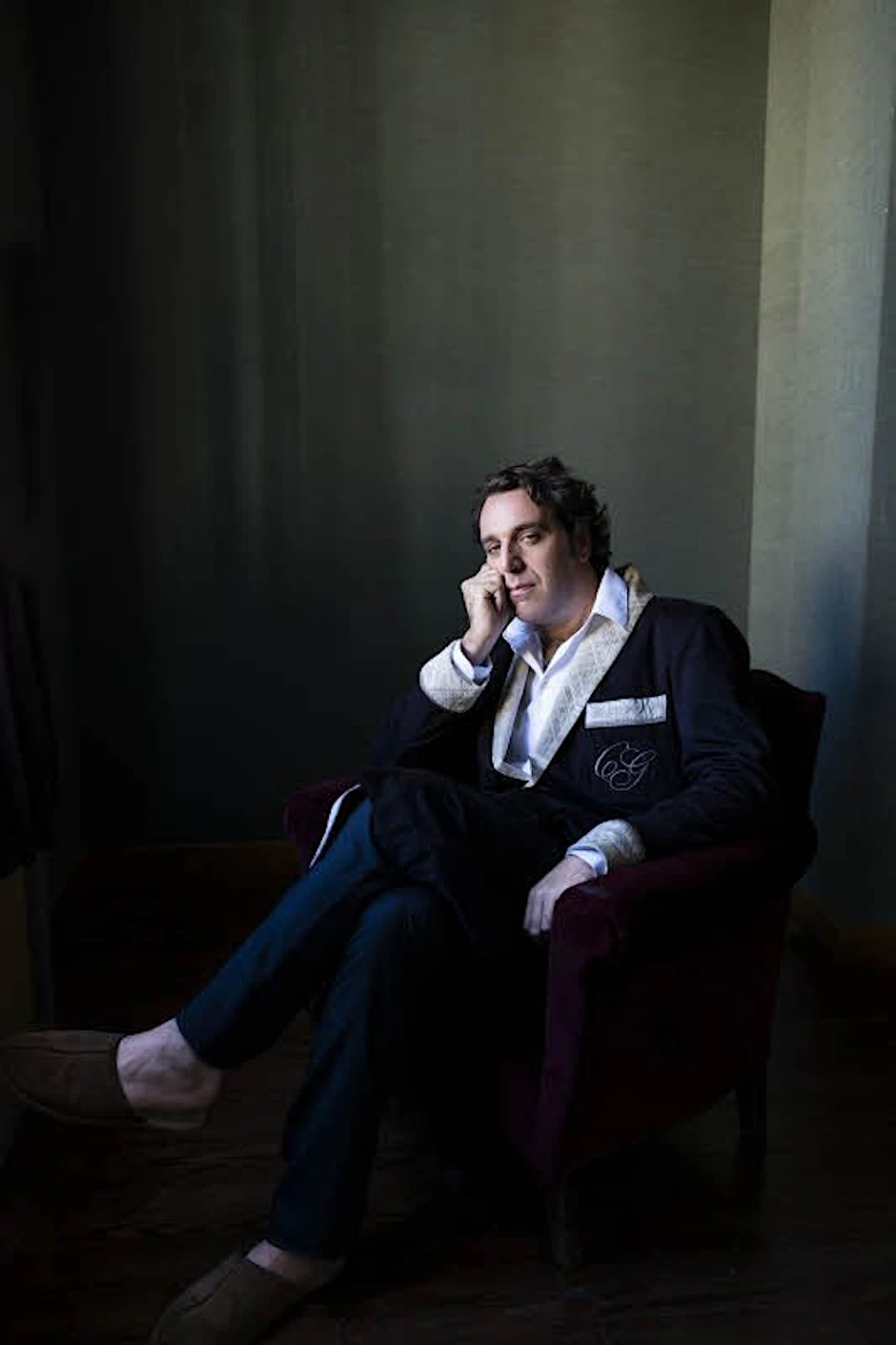 Die Puschen passen vielleicht nicht ganz, aber ansonsten inszeniert sich Chilly Gonzales hier natürlich in der typischen Pose großer Dandys wie Oscar Wilde oder Lord Byron.
