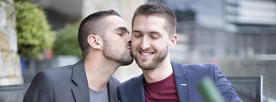 Homo-Paare teilen sich die Belastungen im Alltag fairer auf und sprechen mehr miteinander als Heteros - sagt eine aktuelle Studie aus den USA.