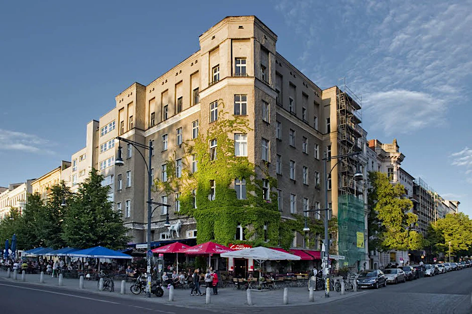 Eine bekannte Ecke in Prenzlauer Berg: Zum Haus Kollwitzstraße 2 gehören auch die beliebten Lokale Chagall und Courage.
