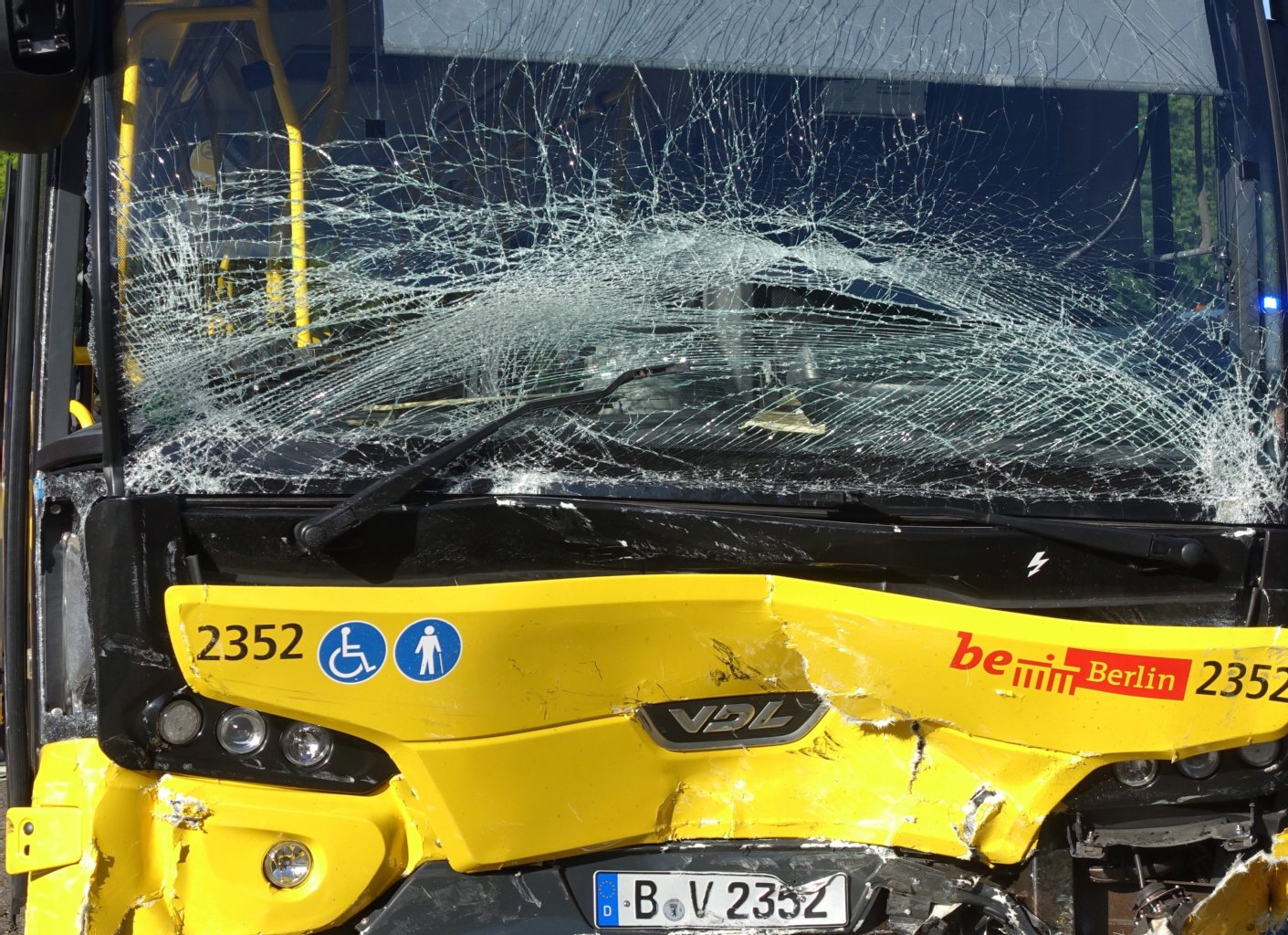 Vier Verletzte bei Unfall mit Linienbus in Schöneberg