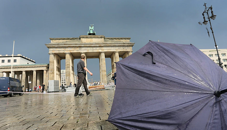 In Berlin ist es am Freitag bewölkt, es kommt sogar zu Regenschauern.