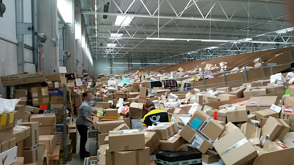 Chaotisch: In den Paketzentren der Region Berlin/Brandenburg, hier Rüdersdorf, stapeln sich nach Verdi-Schätzungen hunderttausende Pakete.