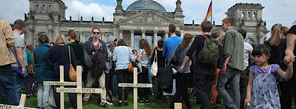 Mit Holzkreuzen und Särgen demonstrieren Tausende am Sonntag in Berlin vor dem Reichstag.