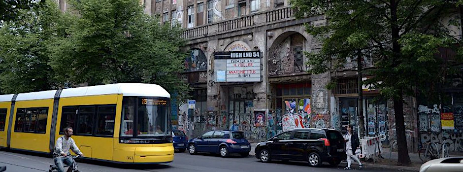 Die Türen sind verschlossen: Blick auf die Vorderfront des Tacheles-Hauses.