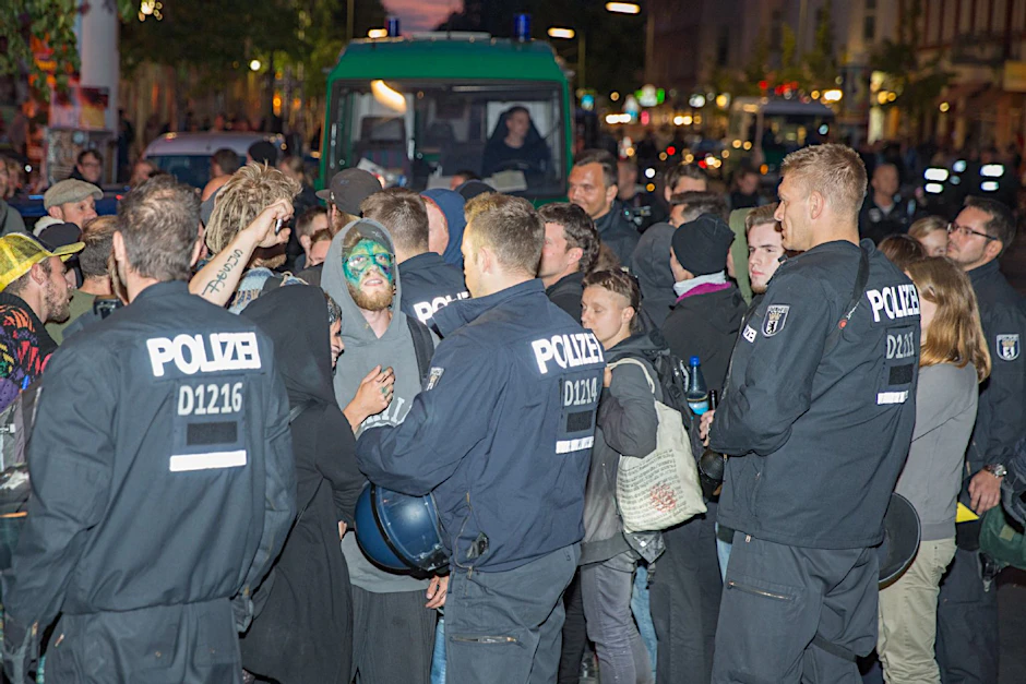 Die Polizei musste die Straße räumen, sie hatte Zusatzkräfte angefordert, da die Beamten eine Spontandemo befürchteten.