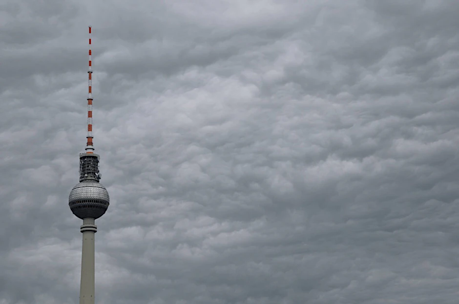 Am Montag überwiegt die Farbe Grau am Himmel.