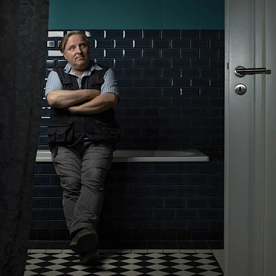 Zünftig vor edlem Schwarz: Axel Prahl posiert vor der Badewanne des Apartments, in dem wir mit ihm sprachen.