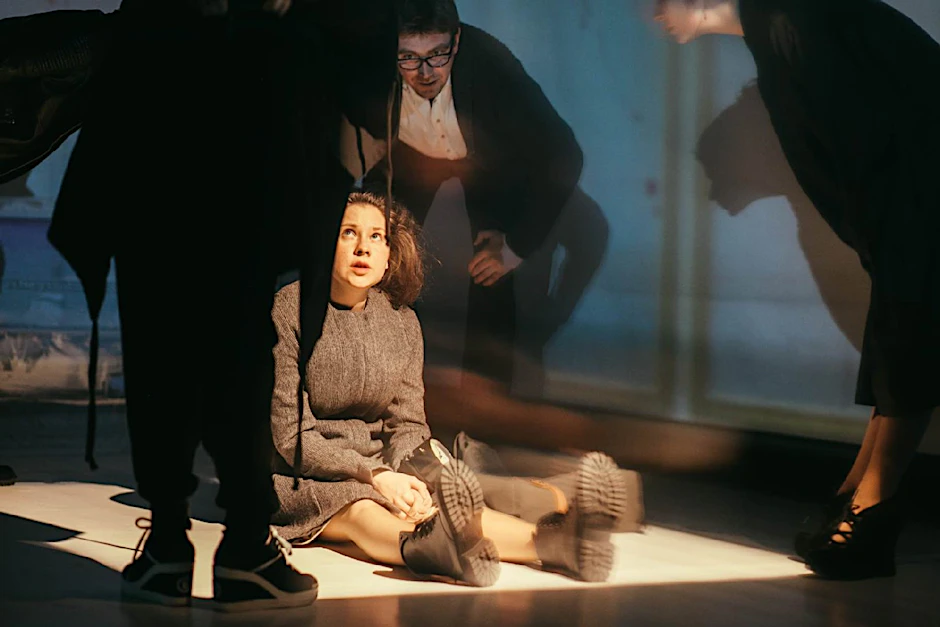 Nadezhda Lumpowa in der Titelrolle es avantgardistischen Märchens „Aschenputtel“ vom Moskauer Theaters Praktika.