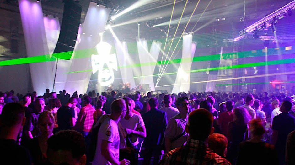 Schön laut, schön bunt: Der Indoor-Rave im Flughafen-Hangar.