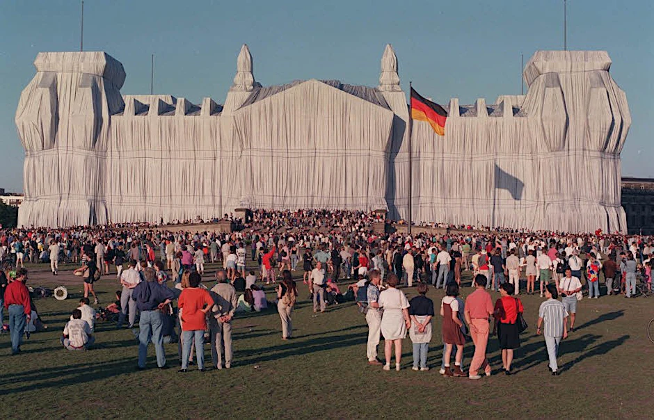 Tief im kollektiven Gedächtnis: Christos verhüllter Reichstag, Sommer 1995.