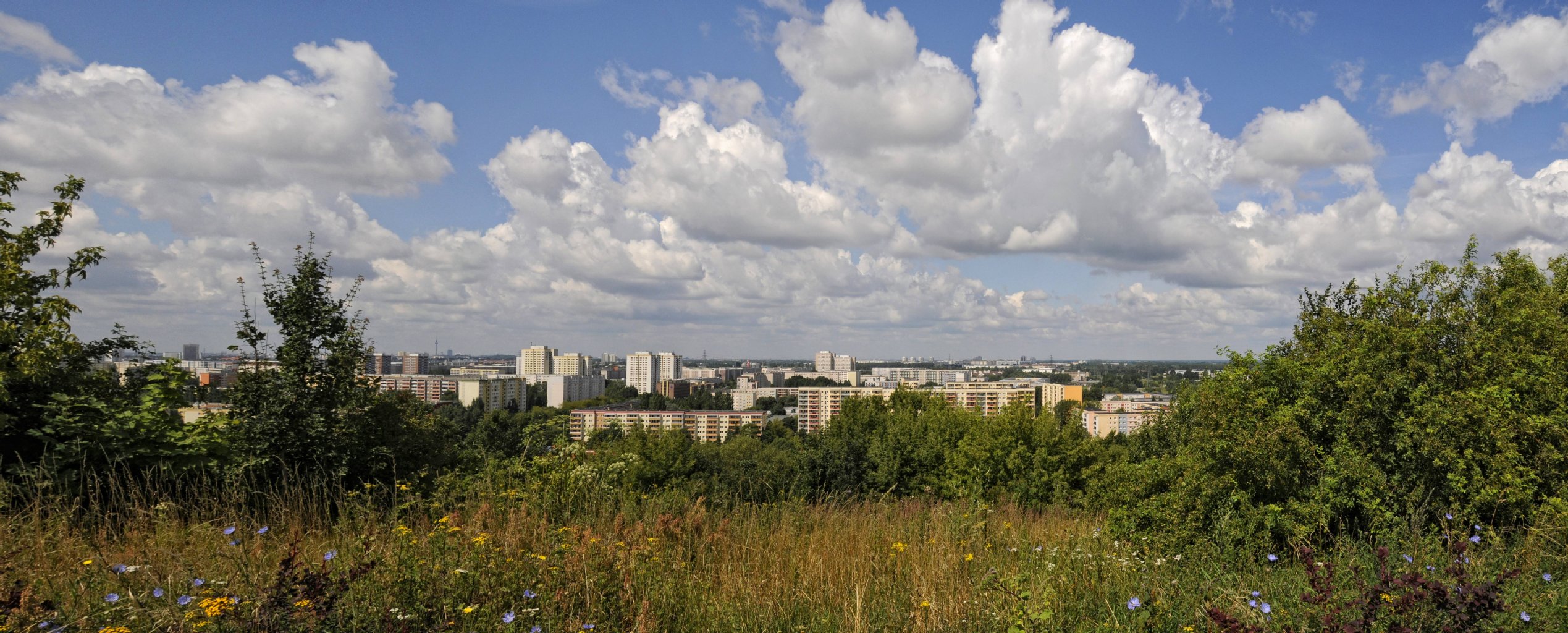 Blick von den Ahrensfelder Bergen auf Marzahn.