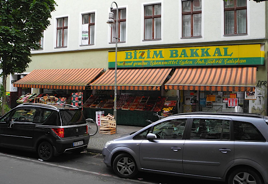 Der türkische Gemüseladen „Bizim Bakkal“ im Wrangelkiez in Kreuzberg.