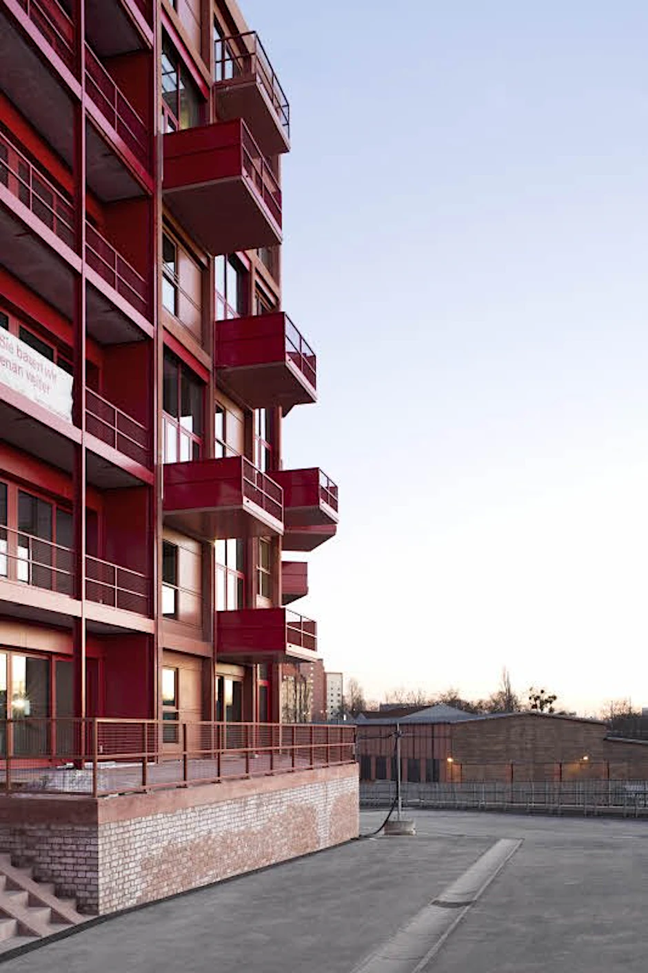 Architektenbüro Robertneun. Am Lokdepot südlich der Monumentenbrücke.