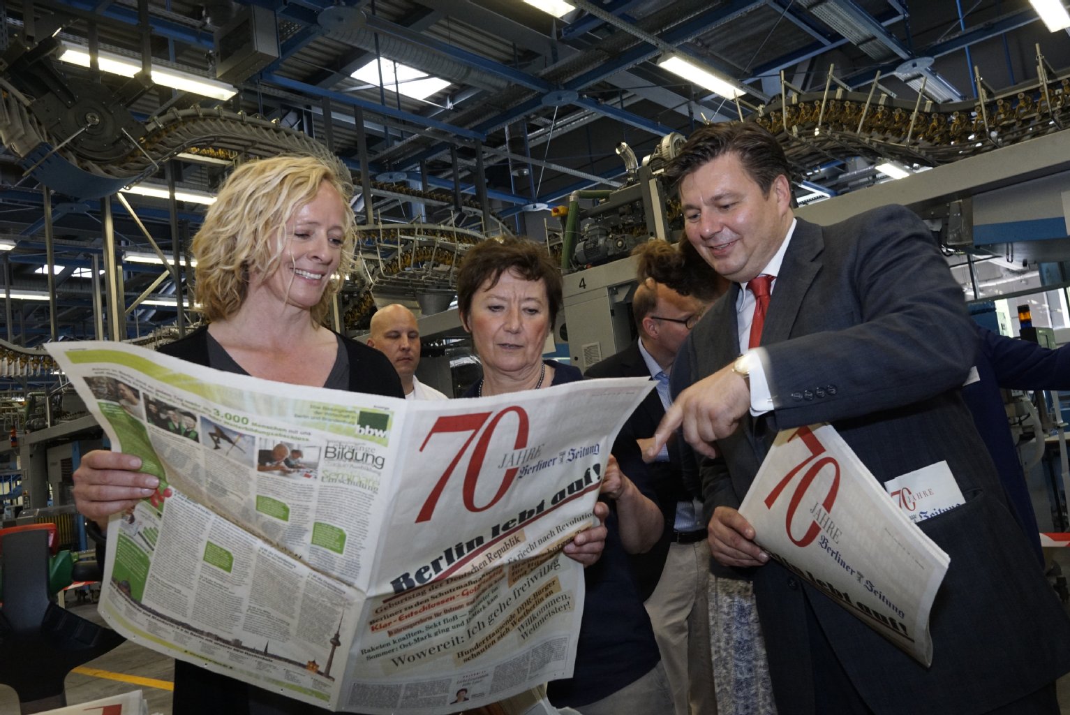 Chefredakteurin Brigitte Fehrle (Mitte), stellvertretende Aufsichtsratsvorsitzende Isabella Neven DuMont und Stadtentwicklungssenator Andreas Geisel (SPD) lesen die Sonderbeilage der Berliner Zeitung.