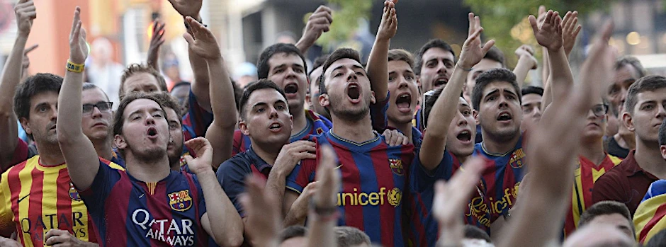 Fans des FC Barcelona feiern ihr Team. Am Flughafen gab es allerdings keinen Grund zur Freude.