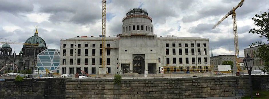 Juni 2015: Das Schloss ist im Rohbau fertig, an der Kuppel wird noch gearbeitet. Im Erdgeschoss, hinter dem Gerüst rechts im Bild, werden die ersten Barockelemente der Fassade montiert.