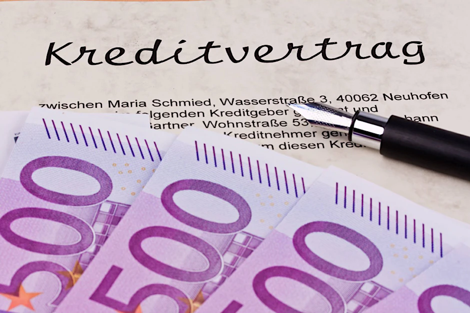 Wer seinen alten Kreditvertrag kündigt, kann viel Geld sparen.