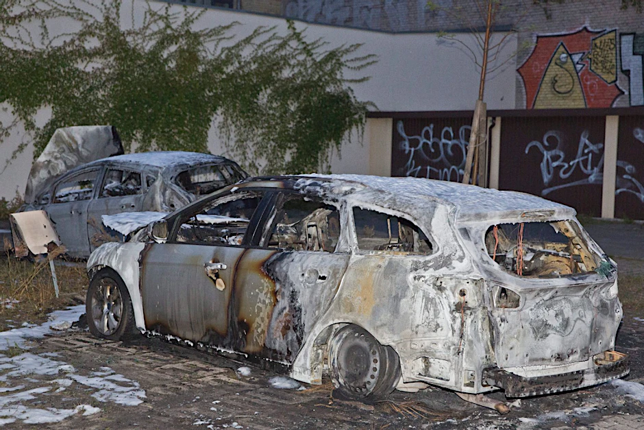 Berlin-Kreuzberg, 17. Juli 2015: Durch Brandstiftung sind drei Autos in Berlin-Kreuzberg beschädigt worden. Zwei Fahrzeuge brannten dabei am frühen Freitagmorgen am Paul-Lincke-Ufer vollständig aus, wie die Polizei mitteilte. Da ein politisches Motiv der Brandstifter nicht ausgeschlossen werden kann, ermittelt der Staatsschutz.