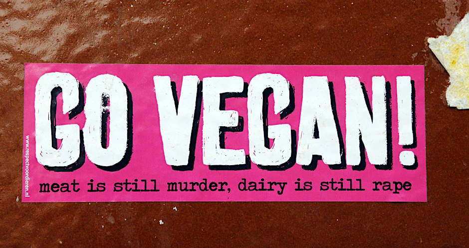 Go Vegan: Aufkleber in Berlin-Friedrichshain