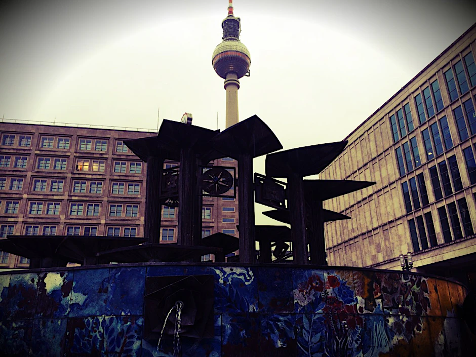Etwas bedröppelt liegt der Alexanderplatz am frühen Morgen da.