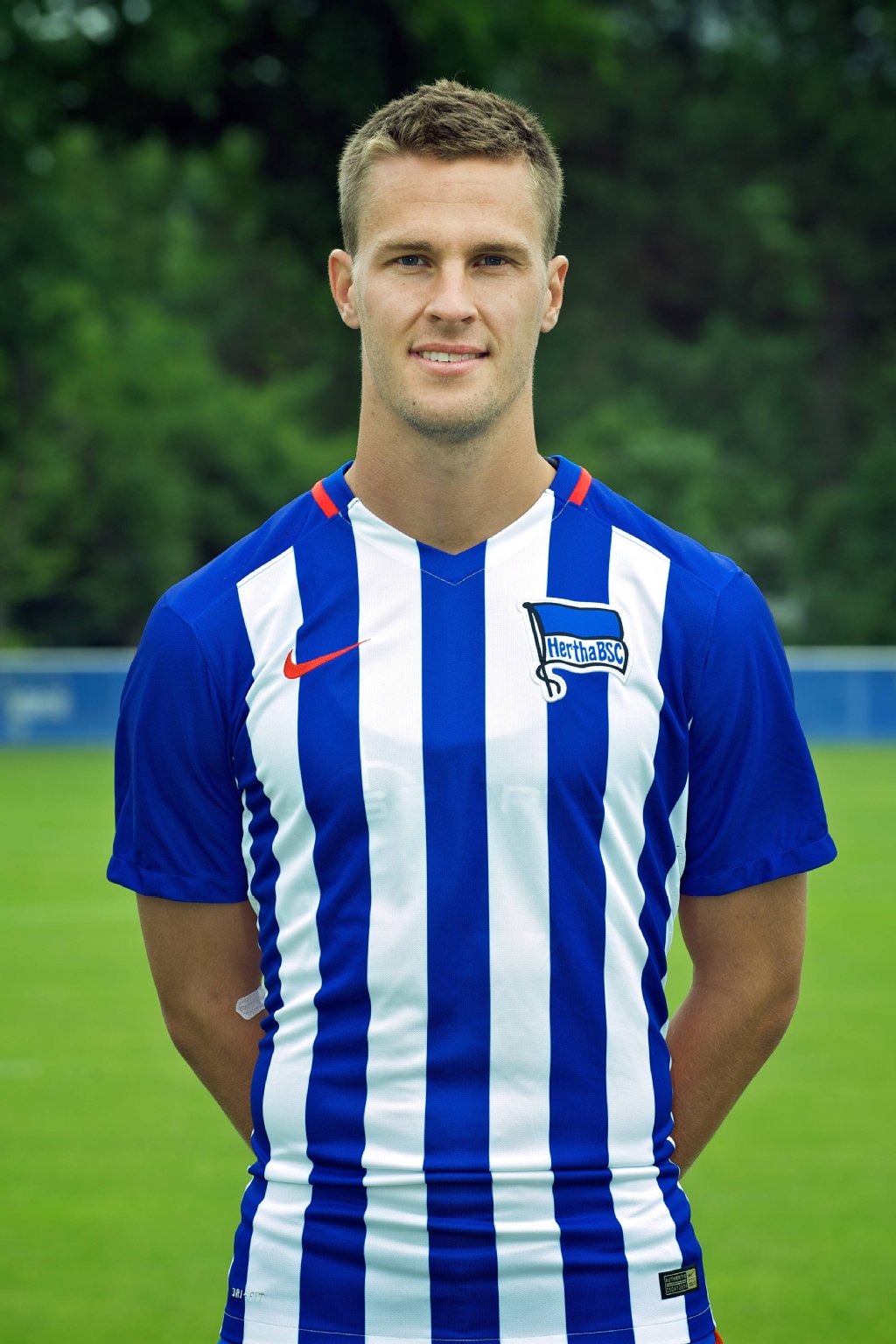 Sebastian Langkamp: So solide in der Viererkette, dass er zu dem Ensemble bei Hertha, dass von den Mannschaftsteilen die häufigsten Ballkontakte hatte. Und so solide, dass er Fehler gern den Nebenleuten überlässt. Dass Hannover nebenbei auch noch die Truppe der Liga ist, die am seltensten auf das Tor des Gegners geschossen hat, half vielleicht auch ein bisschen. Und als Lustenberger ausgewechselt wurde, durfte Langkamp sogar ein wenig Kapitän-sein üben.