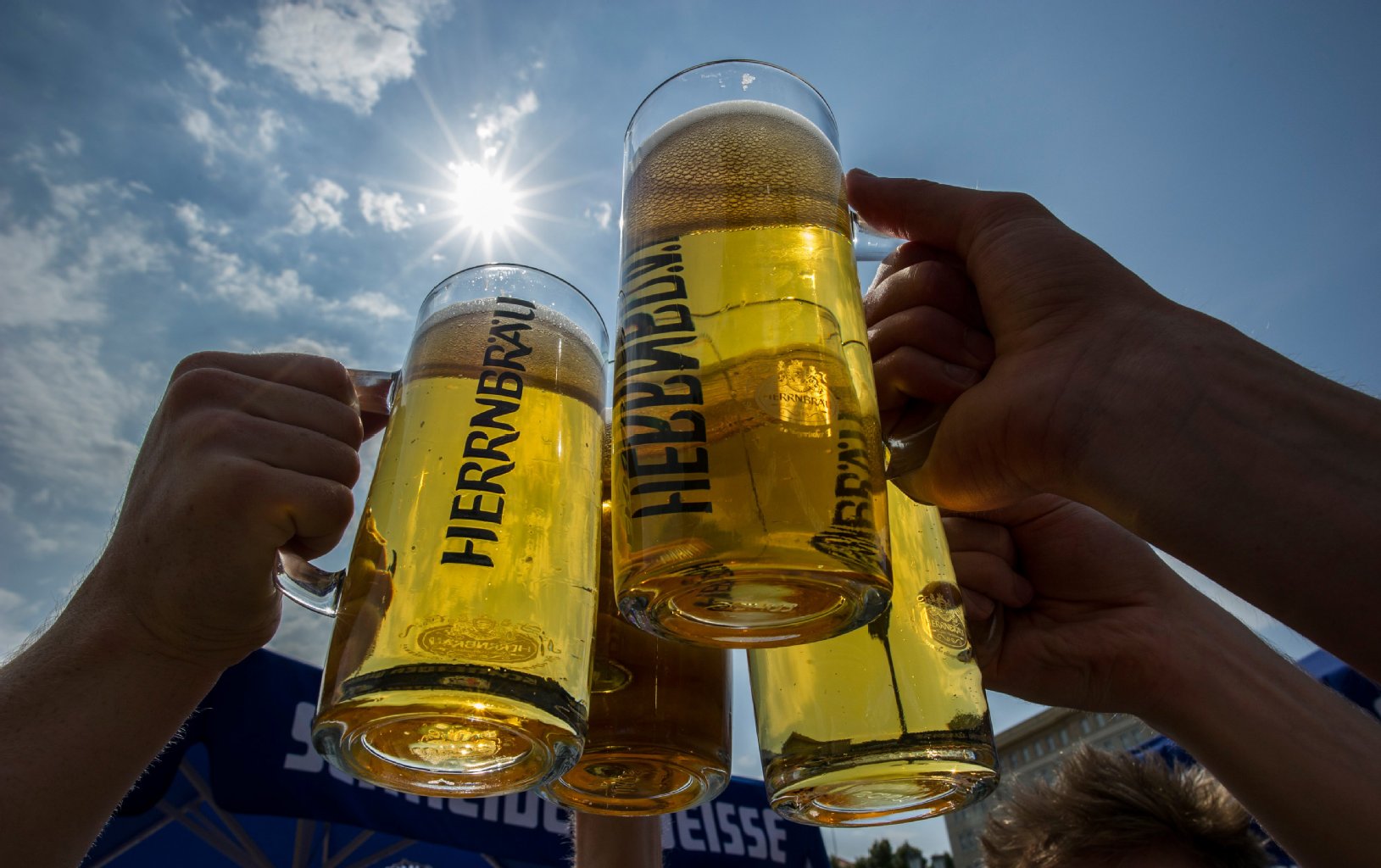 Und alle Biere zum Himmel: Am Wochenende herrschte Ausnahmezustand auf der Berliner Biermeile in Friedrichshain.