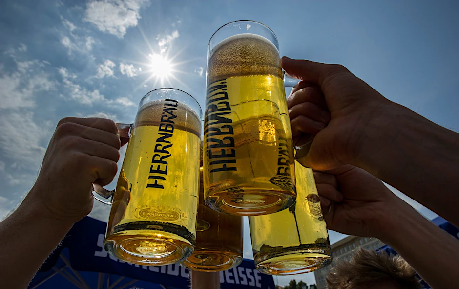 Und alle Biere zum Himmel: Am Wochenende herrschte Ausnahmezustand auf der Berliner Biermeile in Friedrichshain.