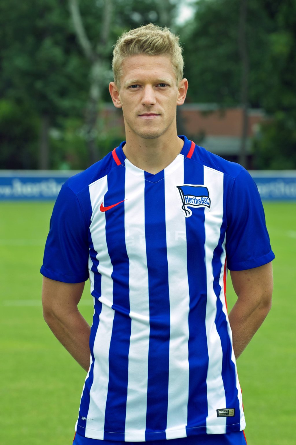 Johannes van den Bergh, Linksverteidiger: Kann auf Wunsch des Trainers so ziemlich jeden Spieler in der Defensive imitieren. Deshalb schätzt ihn der Coach so sehr. Ist normalerweise einen Tick Schwächer als die Originale und wird daher meist eingewechselt. In Bremen zum achten Mal (69. für Haraguchi). Zwei Minuten später rannte sein Coach jubelnd auf den Rasen, denn sein Joker war die perfekte Mischung aus Haraguchi, Weiser und Skjelbred. Leider gingen trotz der Vorarbeit zum 3:1 noch zwei Punkte verloren.