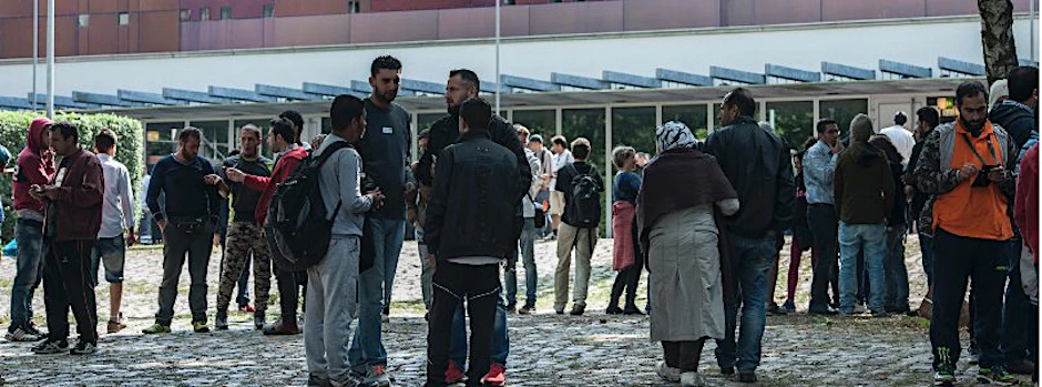 Flüchtlinge vor der Rudolf-Harbig-Halle in Charlottenburg.